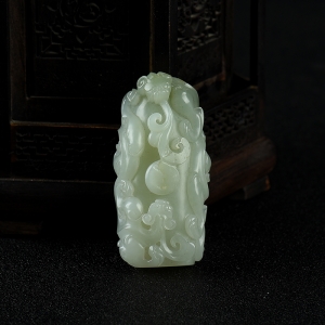 新疆和田白玉双龙戏珠吊坠