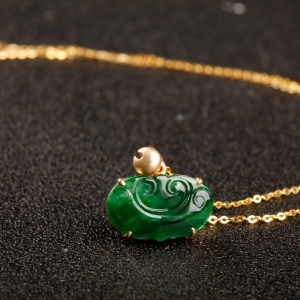 18K糯冰种深绿翡翠如意吊坠