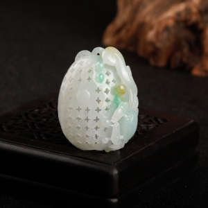 糯种飘翠翡翠纵横天下吊坠