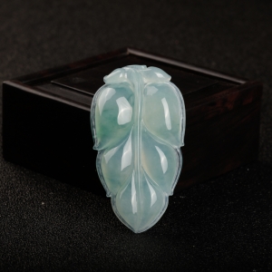 糯冰种飘花翡翠金枝玉叶吊坠