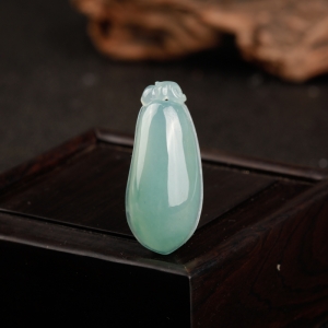 糯冰种灰绿翡翠福瓜吊坠