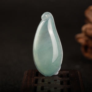 糯冰种灰绿翡翠福瓜吊坠