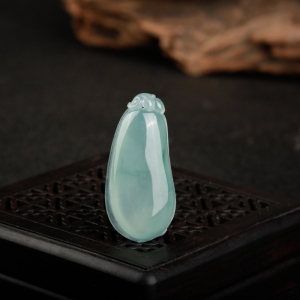 糯冰种飘花翡翠福瓜吊坠