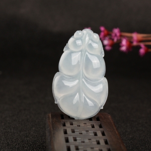 糯冰种翡翠金鱼吊坠