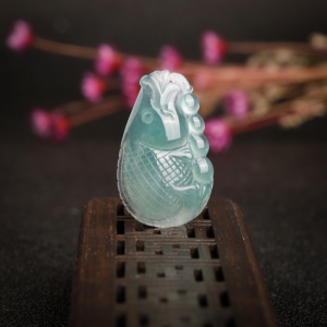 糯冰种蓝水翡翠年年有鱼吊坠