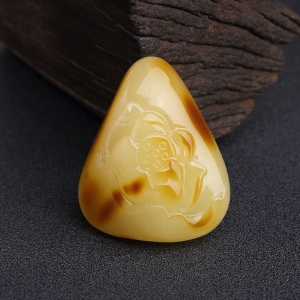 带皮俏色蜜蜡莲花吊坠