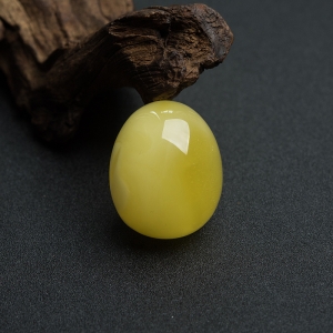 鸡油黄蜜蜡蛋面吊坠