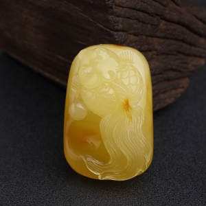 带皮鸡油黄蜜蜡金鱼吊坠