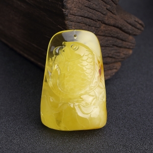 带皮鸡油黄蜜蜡年年有余吊坠