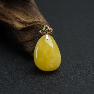 18K金镶钻鸡油黄蜜蜡吊坠