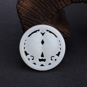 俄料白玉山料镂雕年年有余吊坠