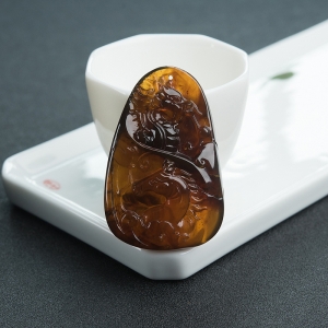 棕珀龙马精神吊坠