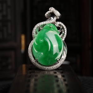18K糯种翠绿翡翠如意吊坠
