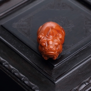 俏色南红貔貅吊坠