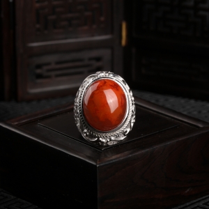 银镶火焰纹南红戒指