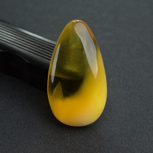 鸡油黄金绞蜜随形吊坠