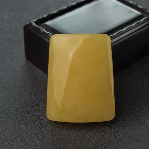 鸡油黄蜜蜡无事牌吊坠