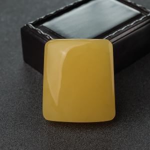 鸡油黄蜜蜡无事牌吊坠