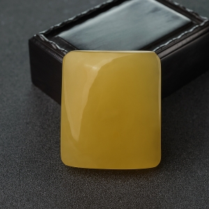 鸡油黄蜜蜡无事牌吊坠