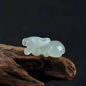 糯冰种翡翠丑牛吊坠