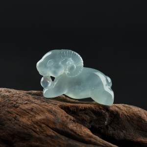 糯冰种浅绿翡翠未羊吊坠