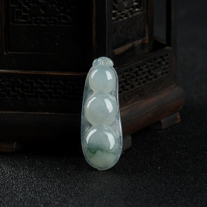 糯种飘花翡翠连中三元吊坠