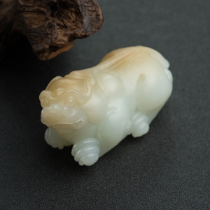 山料俏色和田玉貔貅摆件