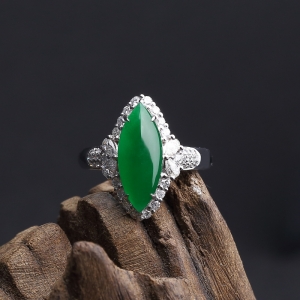 18K金镶钻糯种翠绿翡翠戒指