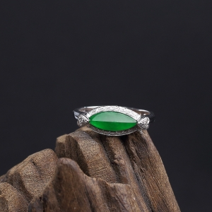 18K金镶钻糯冰种翠绿翡翠戒指