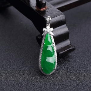 18K金镶钻糯种翠绿翡翠福豆吊坠