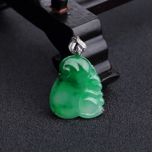 18K金镶钻糯种飘翠翡翠松鼠吊坠