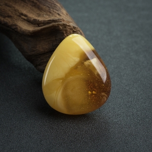 带皮鸡油黄金绞蜜随形吊坠