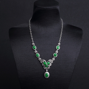 18K金镶钻糯冰种翠绿翡翠项链