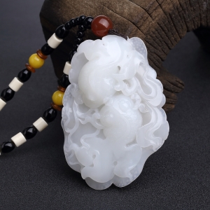 山料俏色和田玉连年有余手把件