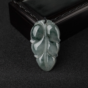 糯种飘花翡翠叶子吊坠