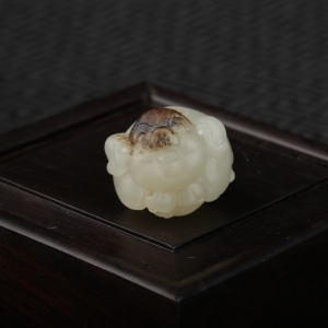 籽料俏色和田玉亥猪吊坠