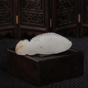 籽料和田白玉鱼吊坠