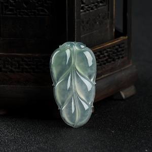 糯冰种浅绿翡翠金枝玉叶吊坠