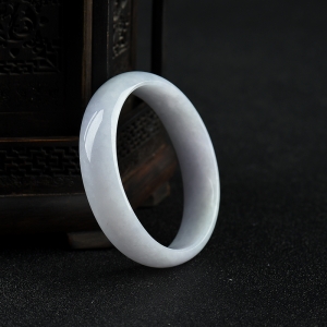 54.5mm豆种春带彩翡翠贵妃镯