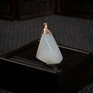 18K糯冰种翡翠随形吊坠