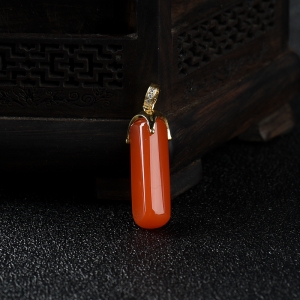 18k樱桃红南红随形吊坠