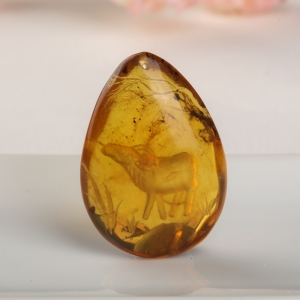 金棕珀阴雕丑牛吊坠