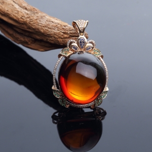 18K金镶钻血珀吊坠