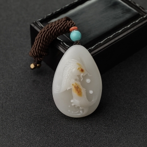 籽料俏色和田玉年年有余吊坠