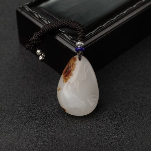 籽料俏色和田玉连年有余吊坠