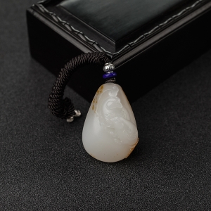 籽料俏色和田玉鹌鹑吊坠