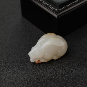 籽料俏色和田玉灵兔献瑞吊坠