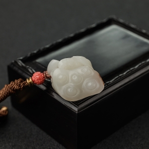 籽料俏色和田玉连生贵子吊坠