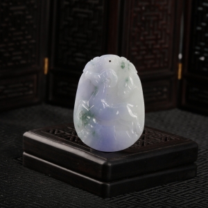 糯种浅紫翡翠未羊吊坠