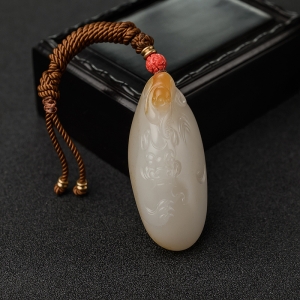 籽料俏色和田玉貔貅吊坠